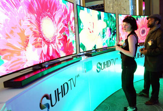 삼성전자가 북미 TV 시장에서 사상 처음으로 월간 매출 10억달러를 돌파했다. 삼성전자는 지난 10월 한 달간 미국·캐나다를 포함한 북미 TV 시장에서 10억달러의 매출을 올렸다고 15일 밝혔다. 지난 4월 3일 미국 뉴욕에서 열린 SUHD TV 런칭 이벤트에서 관람객이 삼성 SUHD TV를 살펴보고 있다. < 삼성전자 제공 >